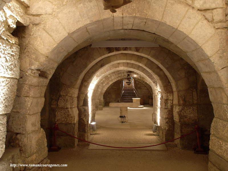 INTERIOR HACIA EL TEMPLO ROMNICO